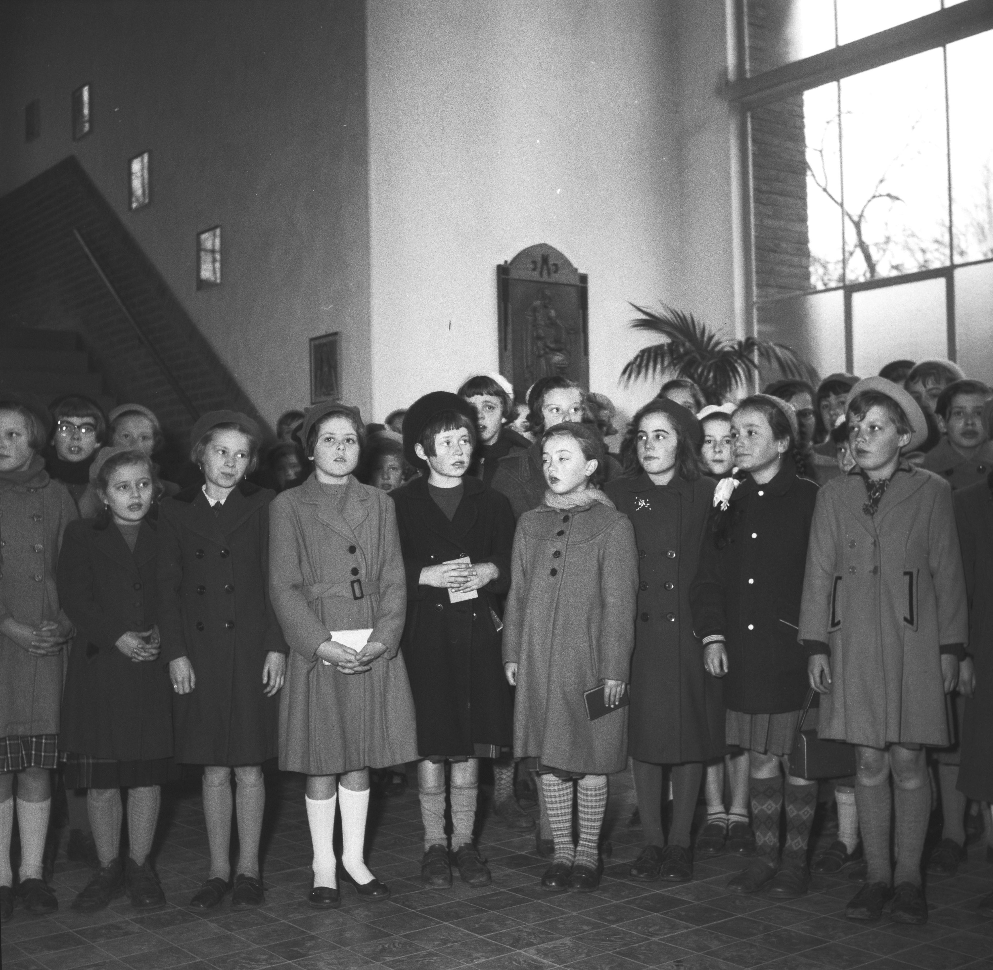 Inzegening en officiële opening Meisjesschool, Gemonde 1955 (foto: Fotopersbureau Het Zuiden, collectie BHIC: 1633-003782)