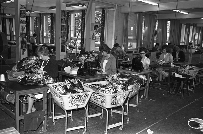 Confectie atelier Schouten, Geffen 1964 (foto: Fotopersbureau Het Zuiden, collectie BHIC 1636-000366) 