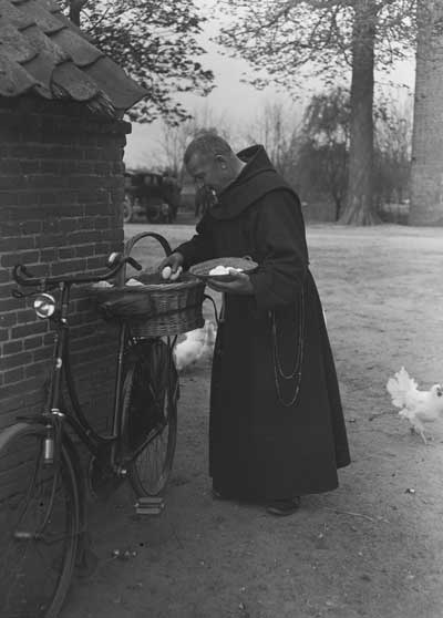 Linden, pater met eieren bij Martens (foto: Fotopersbureau Het Zuiden, 1650-000063)