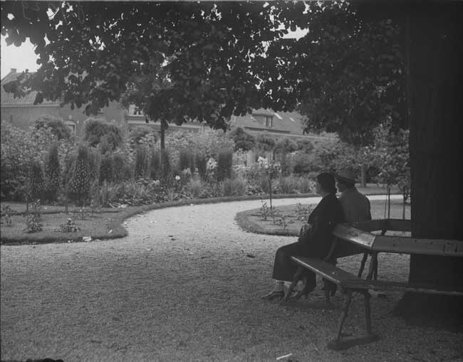 Op een bankje in het park, Oss 1935 (foto: Fotopersbureau Het Zuiden, collectie BHIC 1659-000022)
