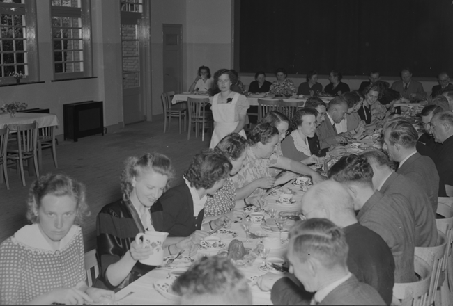 Koffietafe bij de opening van Huishoudschool Mater Christi, Oss 1950 (foto: Fotopersbureau Het Zuiden, collectie BHIC)