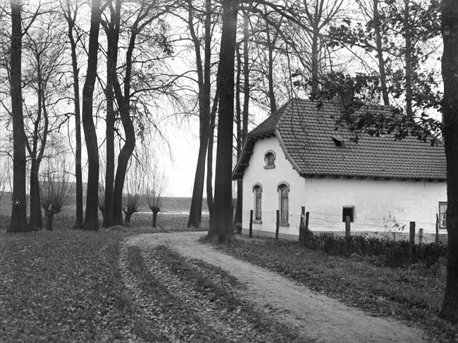 Het witte huisje tussen de winterbomen, Ravenstein 1937 (Foto: Fotopersbureau Het Zuiden, collectie BHIC 1665-000009)