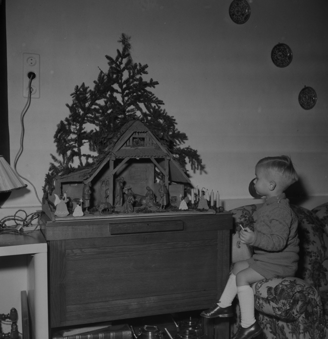 Kerststal bij de familie van dr. Sluijters, Ravenstein 1954 (foto: Fotopersbureau Het Zuiden, collectie BHIC)