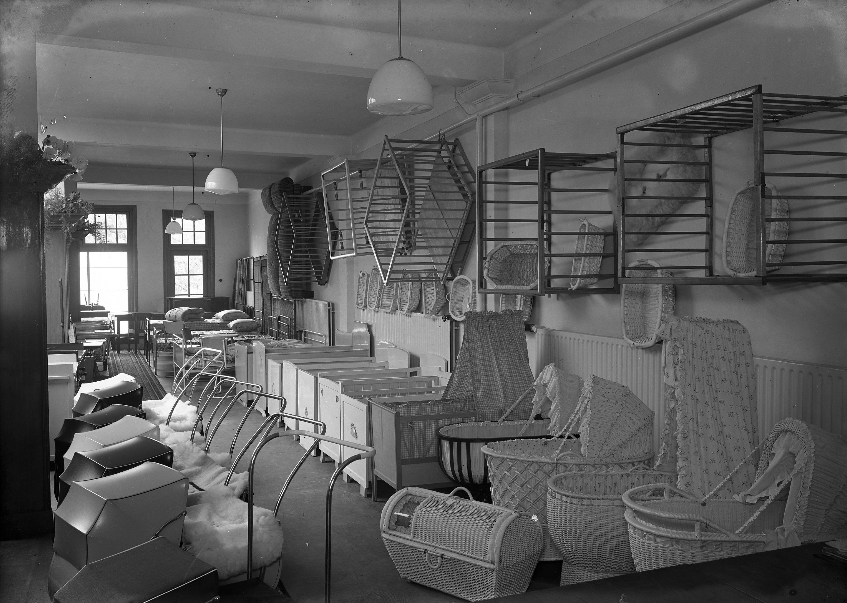 40-jarig bestaan van de zaak van A.P. v.d. Boomen-Resink; de kinderafdeling, Stationsstraat Boxtel 1948 (foto: Fotopersbureau Het Zuiden, collectie BHIC: 1901-000325)