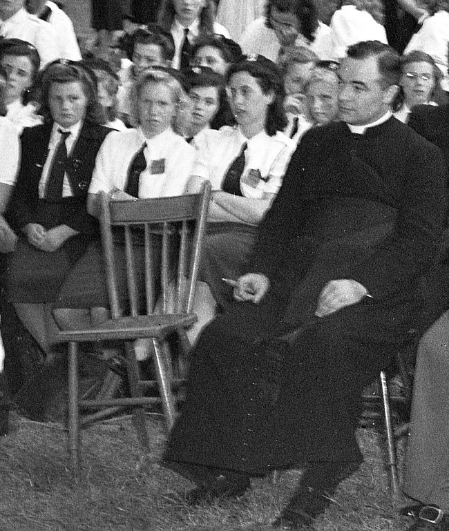 Een jonge Bekkers tijdens Congres van de Vrouwelijke Katholieke Arbeidersjeugd in Boxtel, 1948