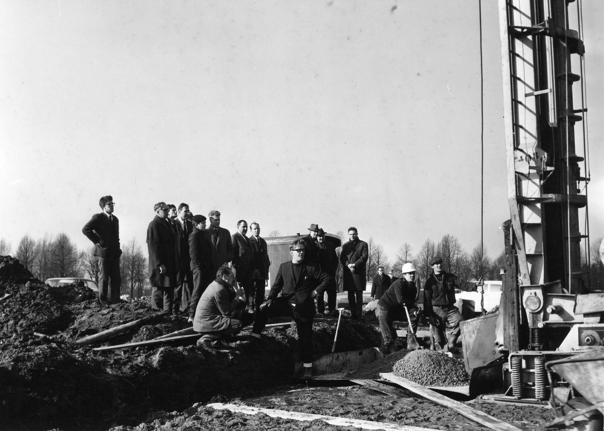 Een heimachine slaat de eerste paal voor het bouwplan van de flats Hoogheem, Boxtel 1967 (foto: collectie BHIC nr. 1901-007749)