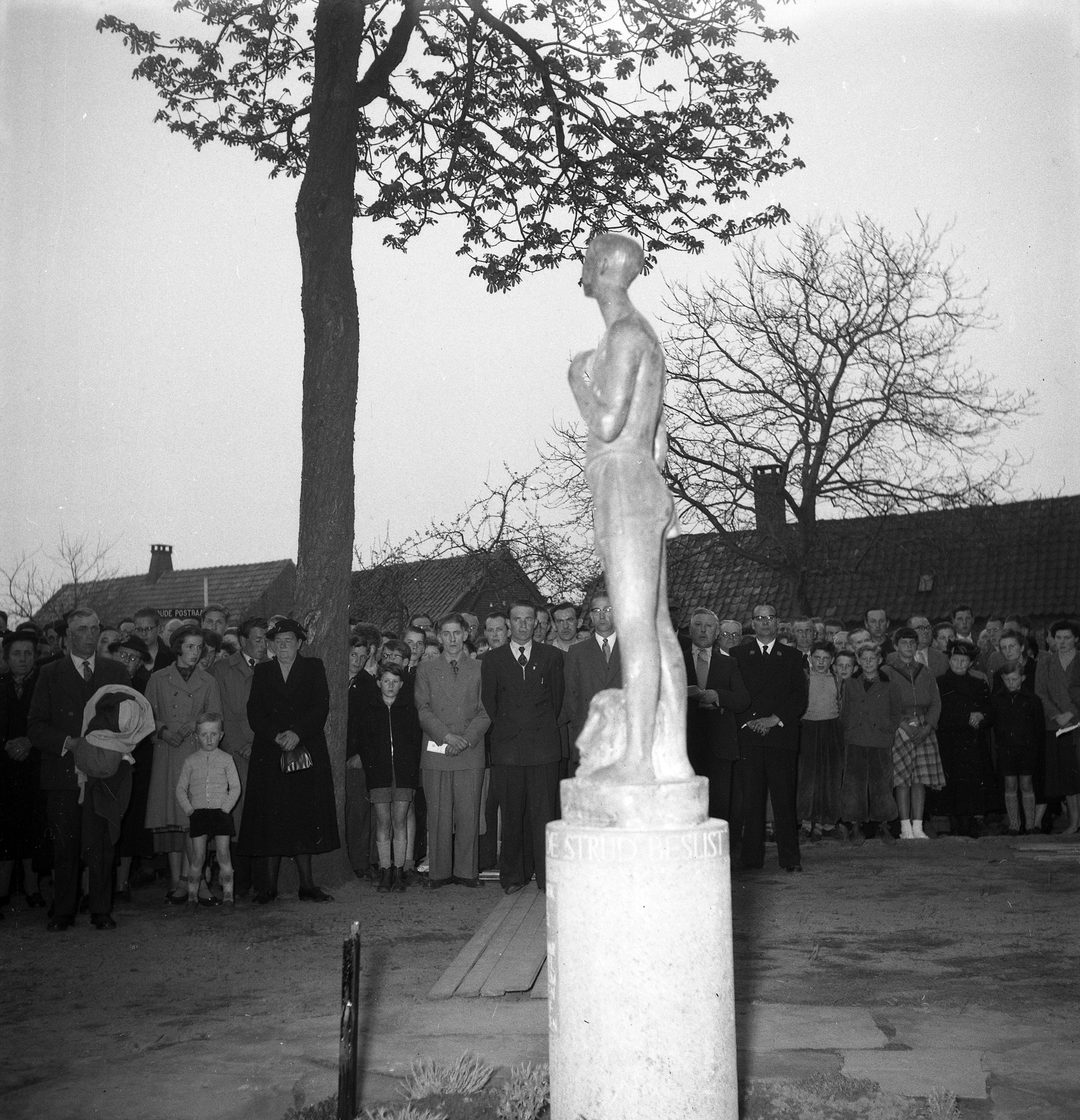 Onthulling oorlogsmonument, Liempde 1956 (foto: Fotopersbureau Het Zuiden, collectie BHIC: 1902-001067)