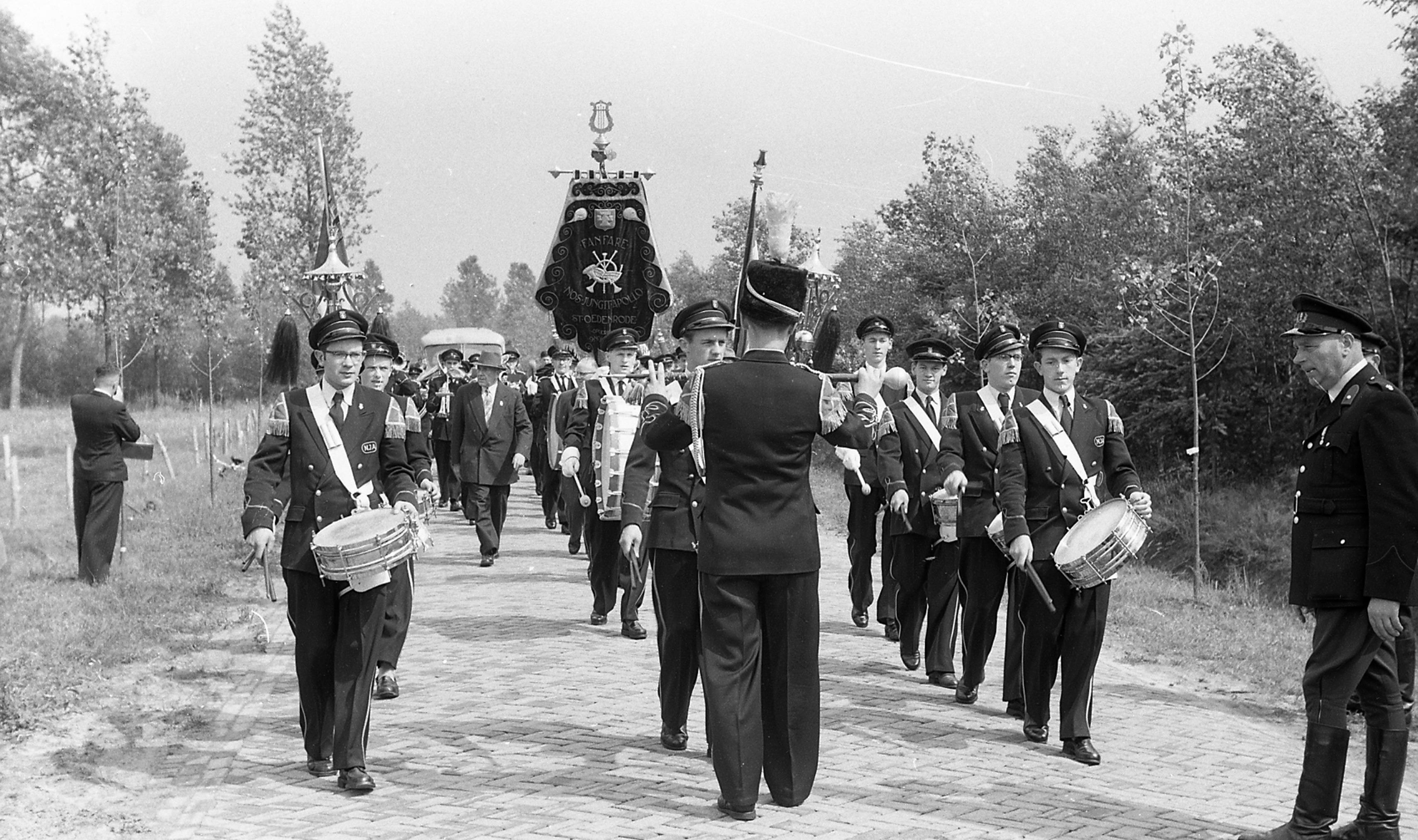 anfare NOS Jungit Apollo uit Sint Oedenrode op de nieuwe weg Liempde-Sint Oedenrode, 1957 (foto: Fotopersbureau Het Zuiden, BHIC nr. 1902-001402)