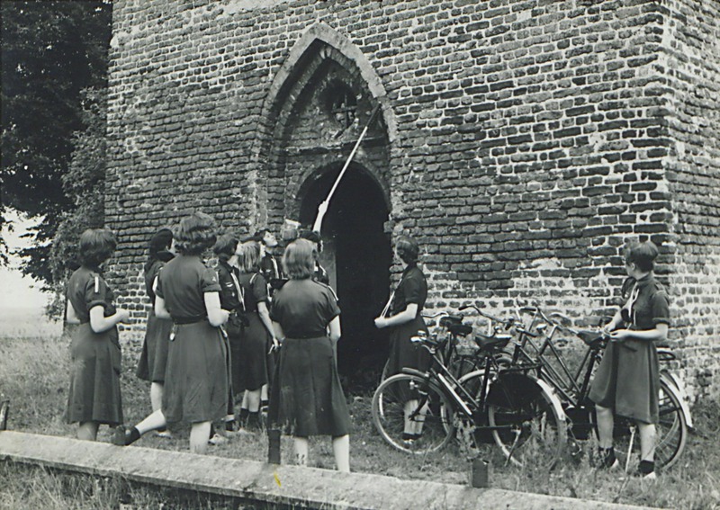 gidsen (vrouwelijke padvinders) maken de kerk van Velp schoon (Fotostudio Jean Smeets, collectie BHIC)