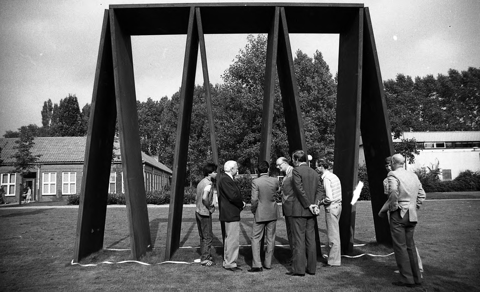 Burgemeester Paul Pesch van Boxtel met een aantal mannen bij een kunstwerk. Weet iemand meer? (foto: Mies den Otter, collectie BHIC: 1914-008593)