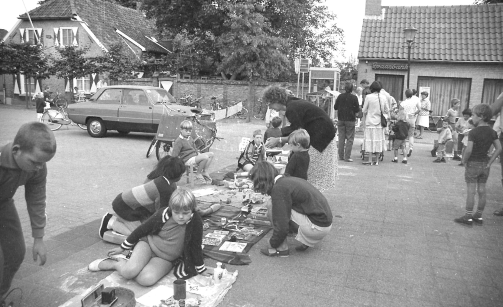 Rommelmarkt op het Marktplein in Esch (foto: Mies den Otter, collectie BHIC)