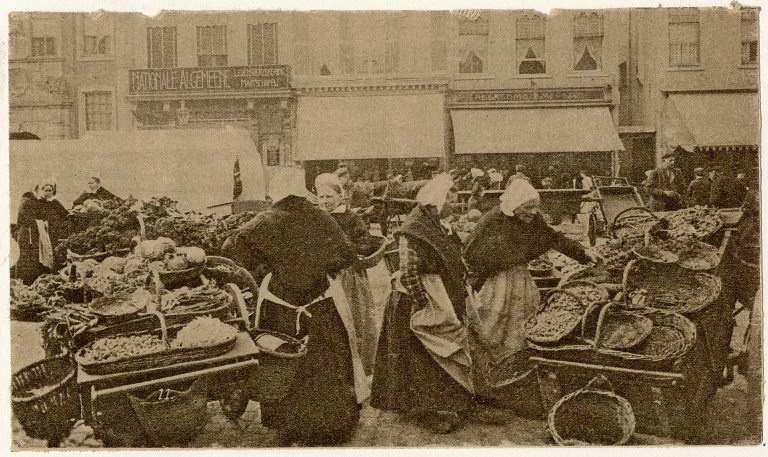 19710313 - Marktvrouwen bij wagens met koopwaar tijdens marktdag, vóór 1905