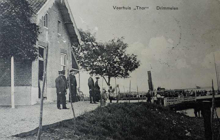 Het veerhuis en de aanlegsteiger op een oude prentbriefkaart (bron: familiearchief A.Vos)