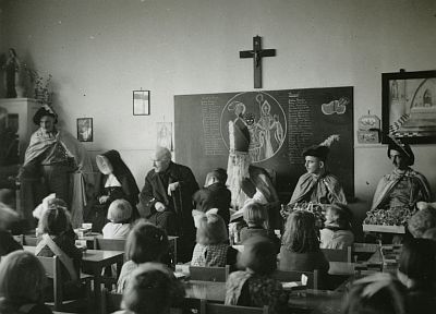 Sinterklaas op de bewaarschool in Son, 1942