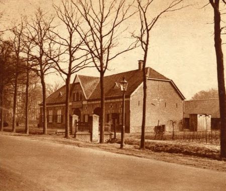 Het gebouw van de Maple Farm, 1928 (bron: RHCe)