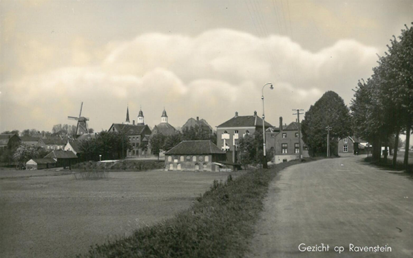 Maasdijk met in de verte de bebouwing van Ravenstein, 1942.