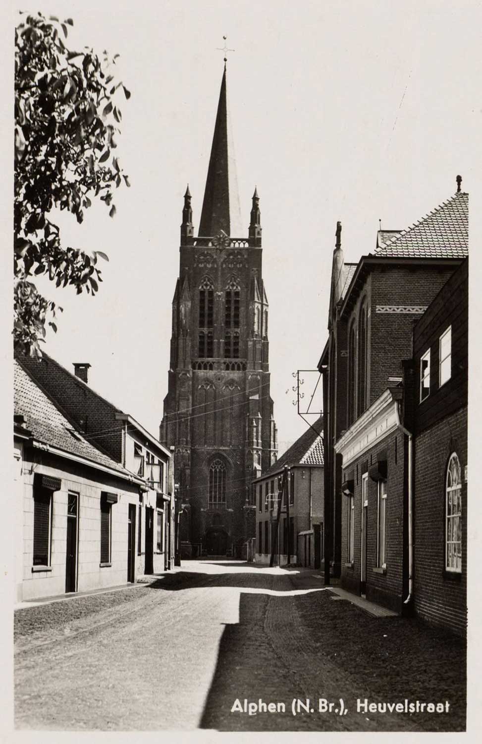 De R.K. kerk St. Willibrordus in Alphen is gebouwd tussen 1559-1560, 1909