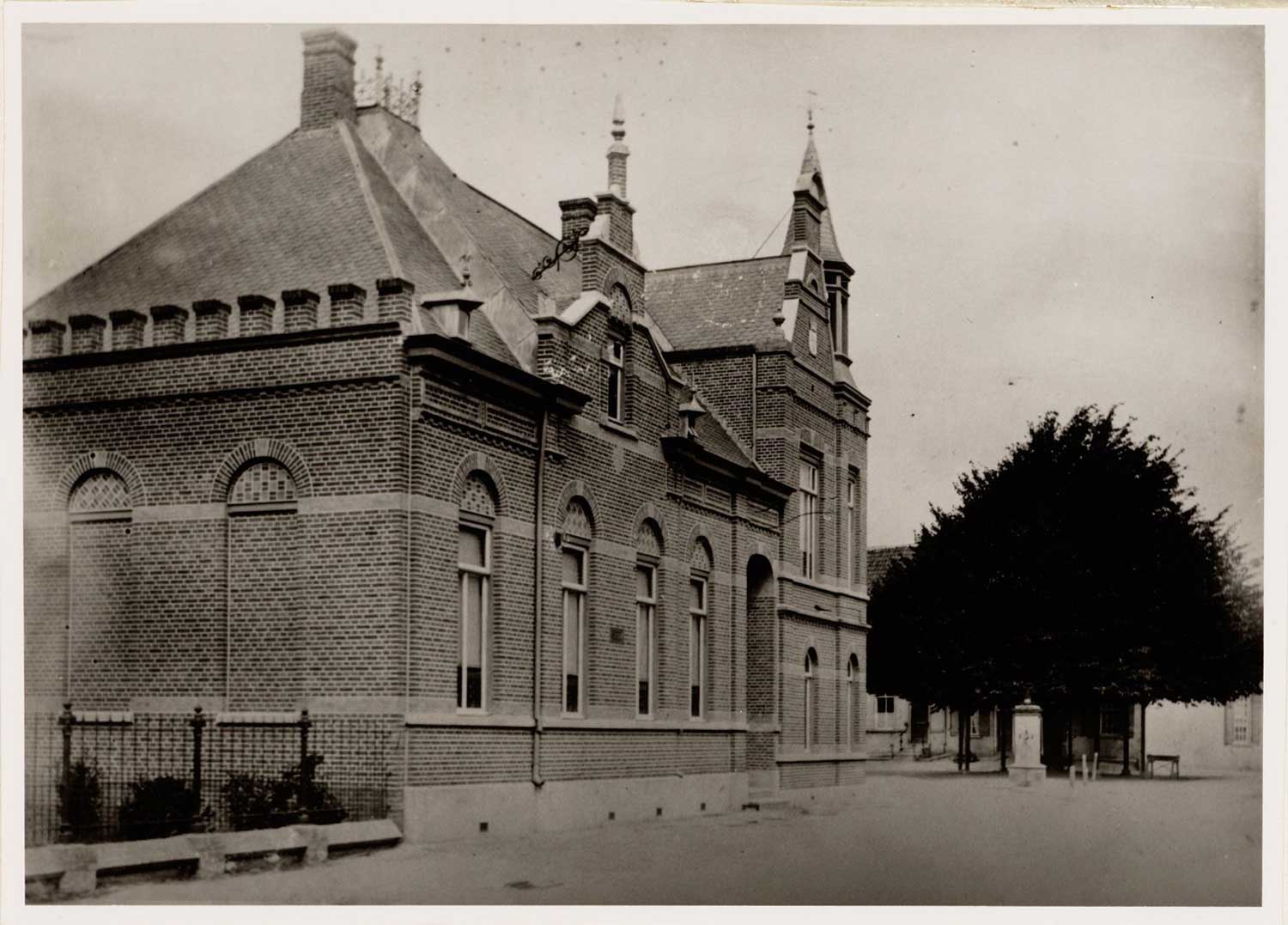  Raadhuis/Gemeentehuis met lindeboom en pomp, 1910