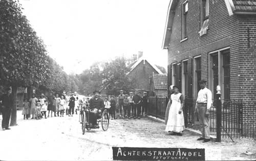 Andel, Achterstraat (thans Burgemeester Van der Schansstraat), kijkend naar de Hoge Maasdijk, 1915 (Salha, J.A. Tukker, and00013)