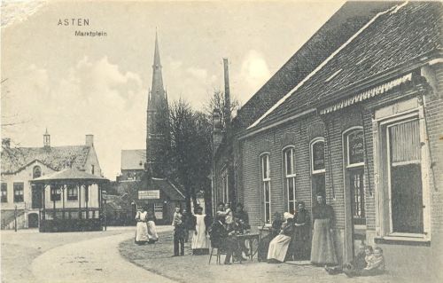 Het marktplein, met op de achtergrond het raadhuis, 1905-1915 (Uitgever: Kunstinrichting, bron: Regionaal Historisch Centrum Eindhoven)