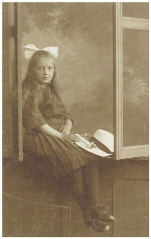 Onbekend meisje (Waalwijk of Baardwijk), ca 1900