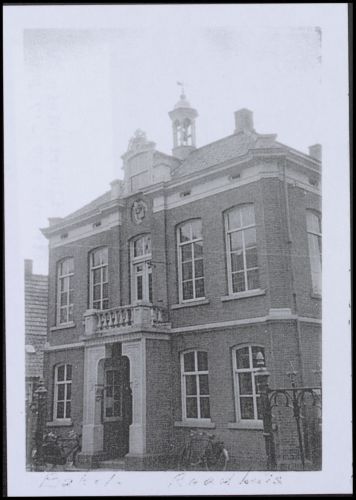 Het raadhuis te Bakel, gebouwd in 1878 (foto 1950-1960, bron: Gemeentearchief Gemert-Bakel)