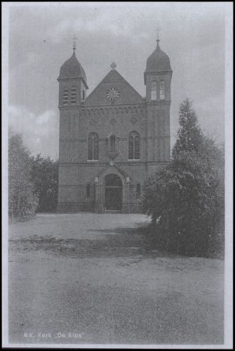 De kerk in De Rips, ingewijd in 1922, afgebroken in 1965 (Foto 1950-1960, bron: Gemeentearchief Gemert-Bakel)