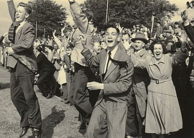 Juichende Baroniesupporters bij de wedstrijd om het kampioenschap, 1954. 