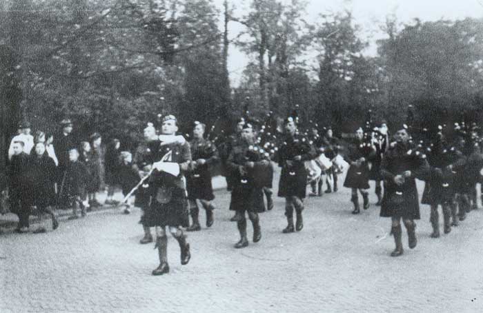 Een Schots muziekkorps marcheert in Vught (BHIC, fotonummer FOTOVU.4316)