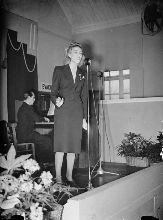 Very Lynn treedt op in een munitiefabriek,1941 (Wikimedia Commons, publiek domein)