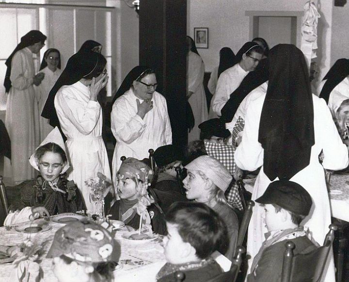 Oosterhout, Kindercarnaval bij de zusters Benedictinessen, 1971. Fotograaf: Hans Chabot.