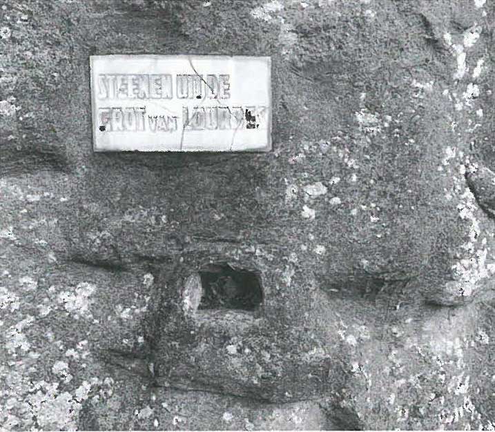 Tableau met daaronder een gat waar stenen uit de grot van Lourdes lagen (Privecollectie, bron: Devotionalia 41(2022) nr. 241))