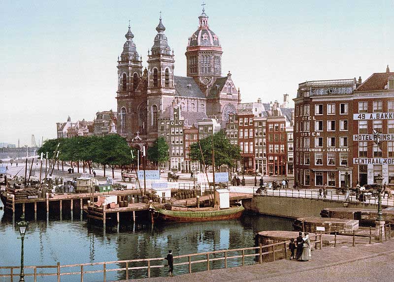 De H. Nicolaaskerk in Amsterdam, c. 1900 (bron: Wikimedia Commons; publiek domein)