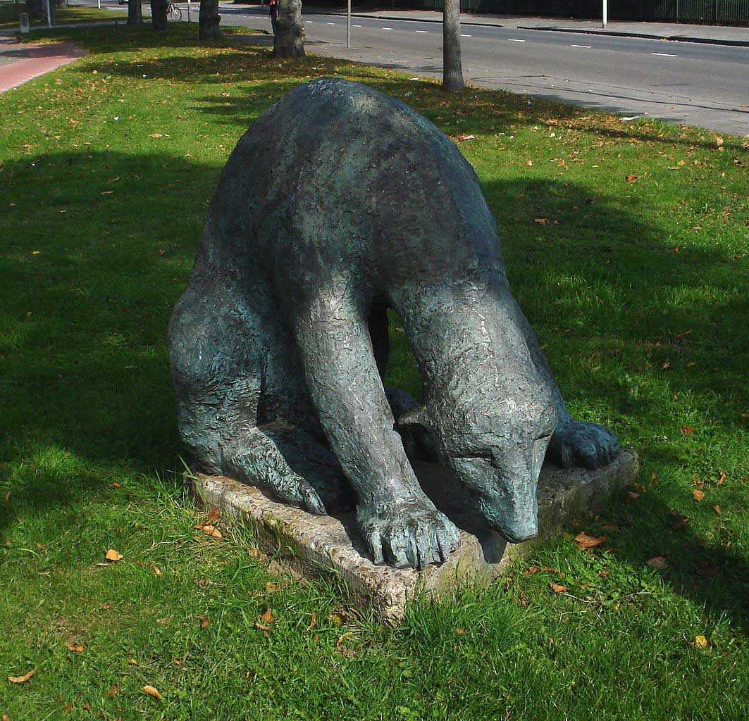 Het beeld van de beer of ijsbeer (foto: Wikifrits. Bron: Wikimedia Commons; publiek domein)