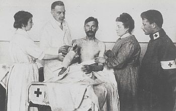 Belgische vluchteling krijgt medische verzorging in noodhospitaal te Bergen op Zoom, 1914. Collectie Markiezenhof