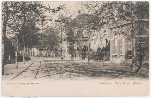 Bergen op Zoom, Van Dedemstraat; het Algemeen Burger Gasthuis (1880) gezien in noordoostelijke richting, 1904 (WBA, Foto Archief Bergen op Zoom, N.J. Boon, BOZ001018503)