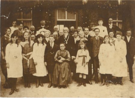Burgemeester Aarts voor het raadhuis tijdens zijn 25-jarig ambtsjubileum, 1919 (bron: Familie Aarts)