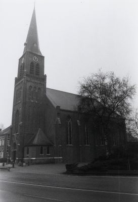 De St. Petruskerk te 't Loo, gebouwd in 1861-63 (Collectie PNB, 1981)
