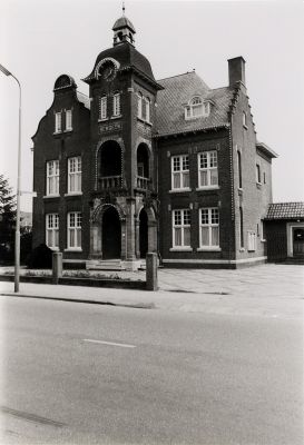 Het raadhuis, gebouwd in 1923 (Collectie PNB, 1981)