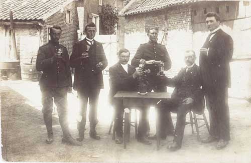 Berkel, Enschot en Heukelom, achter het café van de gezusters Hoppenbrouwers, 1915 (RAT, 62010)