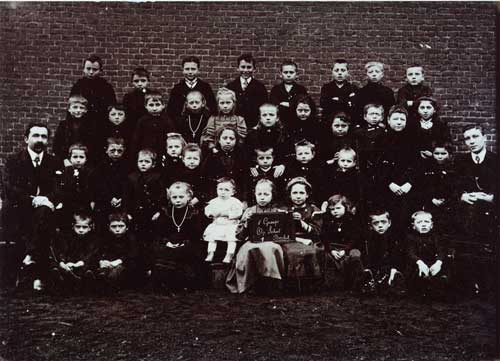 Berkel, Enschot en Heukelom, Leerlingen van de openbare school te Berkel, 1910 (RAT, 62063)