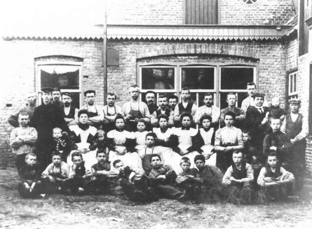 Besoijen Grotestraat Groepsfoto personeel schoenfabriek Groenen, ca. 1900