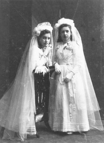 Tweelingzusjes G. en T. Verwiel, dochters burgemeester Verwiel tijdens hun communie, 1910