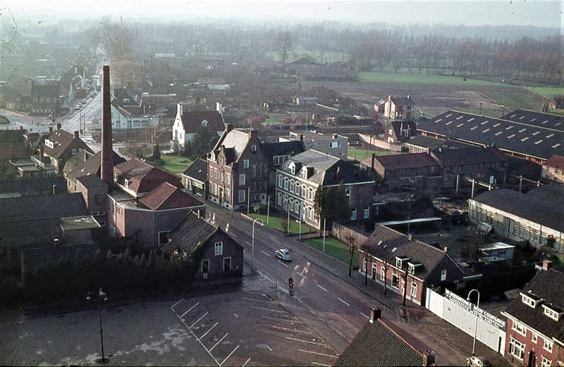 foto vanuit de kerktoren van 2 januari 1965. Links van het midden het pand van Dulfke. Op het groene vlak rechts van de paserende personenauto stond de horlogezaak.(foto: Rini de Groot)