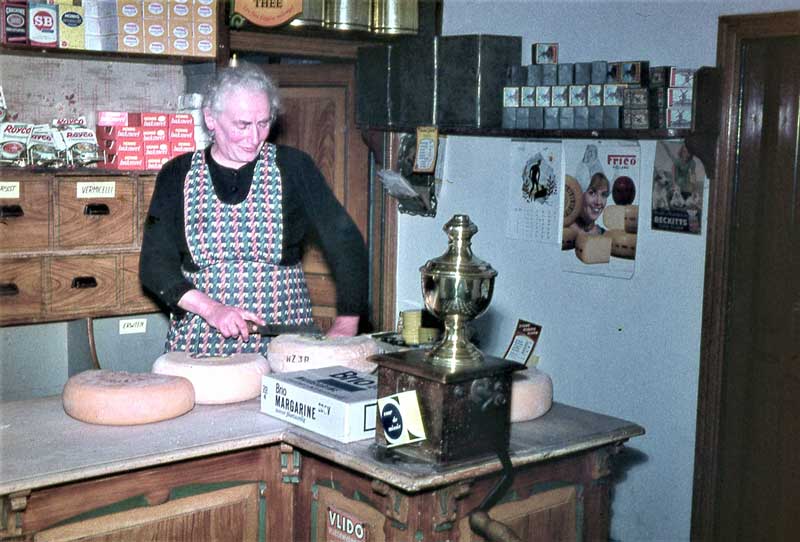 Ida snijdt de kaas (foto: Rini de Groot, 1965)