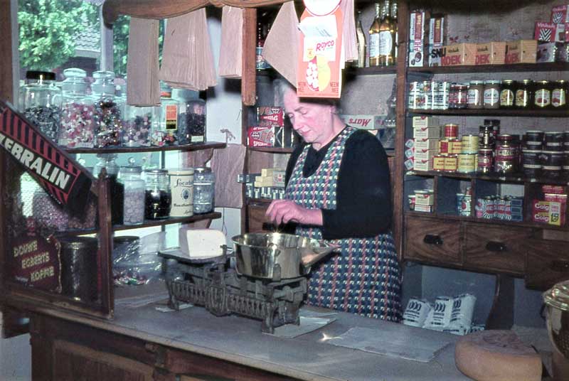 Ida weegt de kaas (foto: Rini de Groot, 1965)