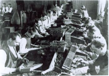 Sigarenmakers in de sigarenfabriek "De Hoop" van wed. H. van Gemert, 1918 (bron: HKK Dye van Best, RHCe)