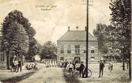 Dorpsplein met gemeentehuis, 1920 (bron: HKK Dye van Best, RHCe)