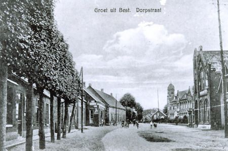 Dorpstraat, met rechts het Odulphushuis en rechtsachter het klooster Huize Nazareth, 1920 (bron: HKK Dye van Best, RHCe)