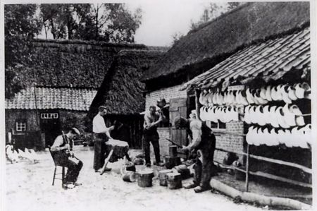 Klompenmakerij, 1918 (bron: HKK Dye van Best, RHCe)